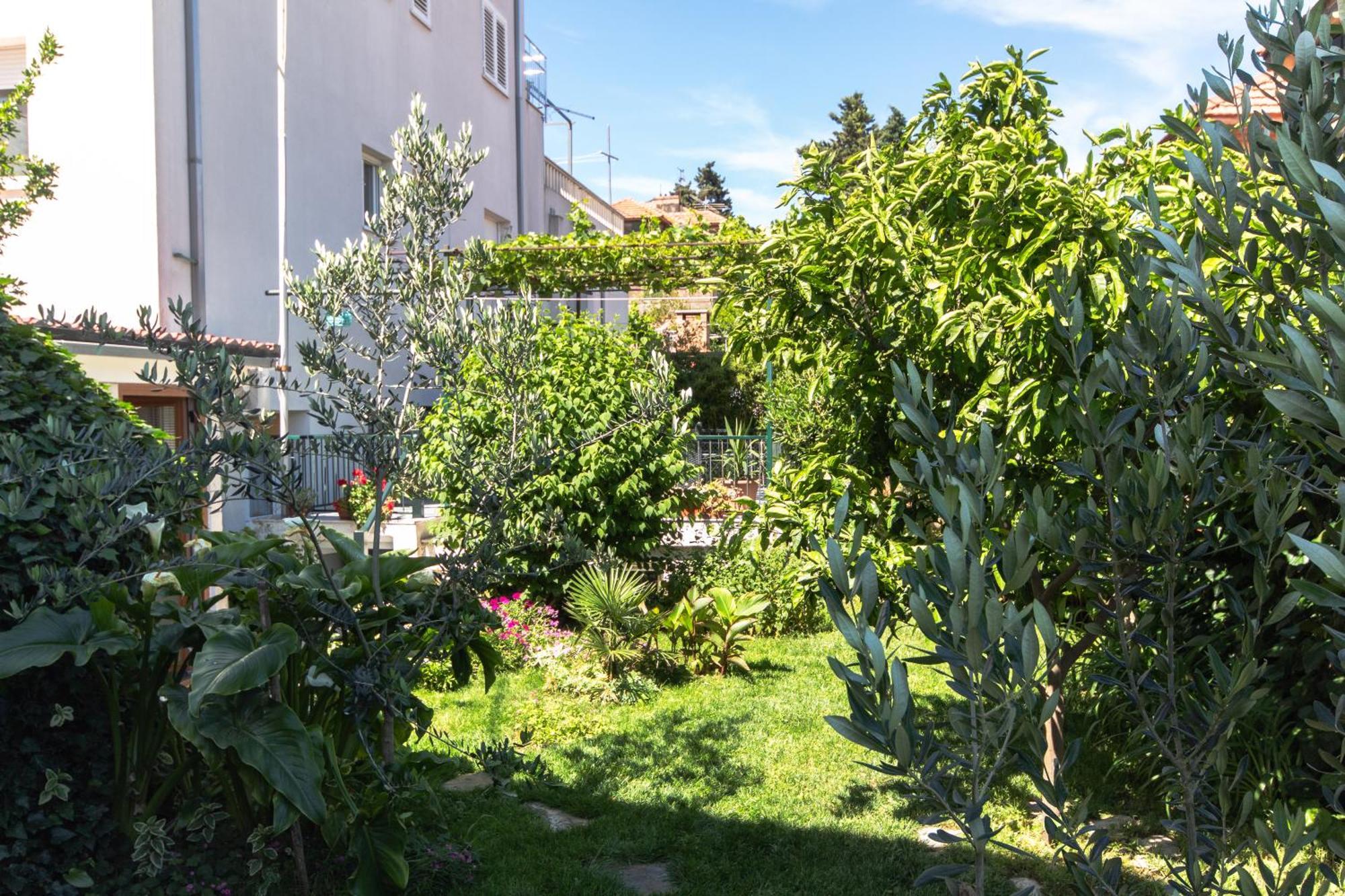 Marjan Hill 3-Br Apt,5 Guests Private Garden Near Beach Split Exterior foto